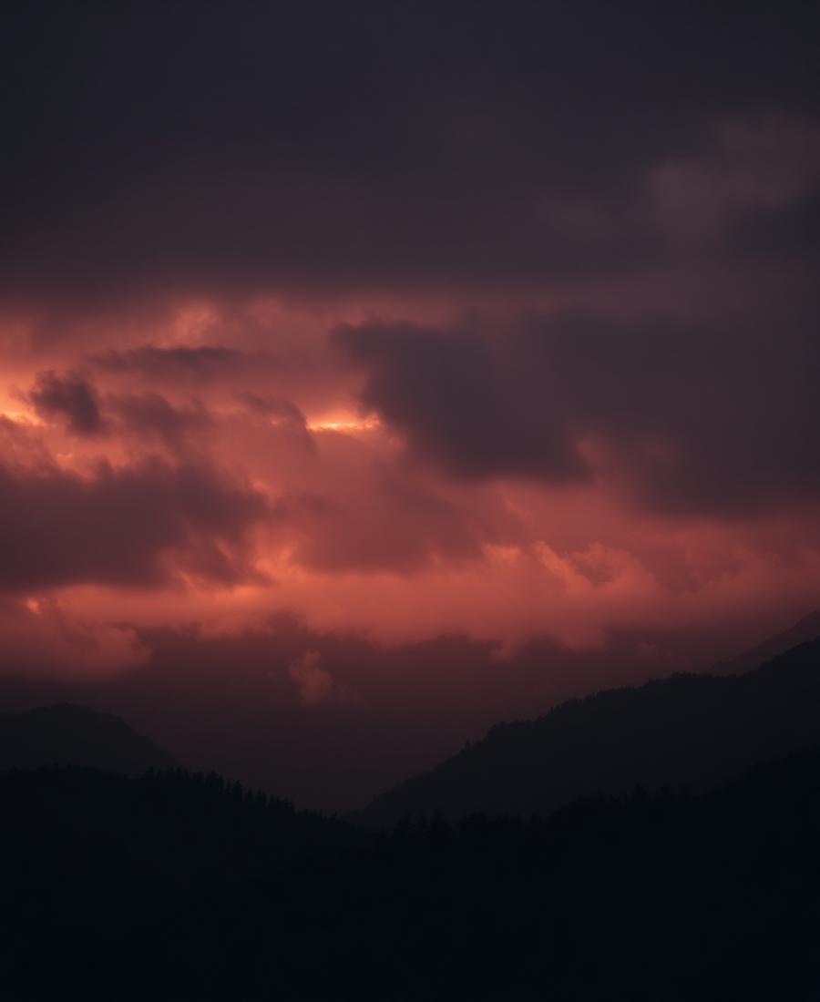 Montañas bajo nubes densas al atardecer