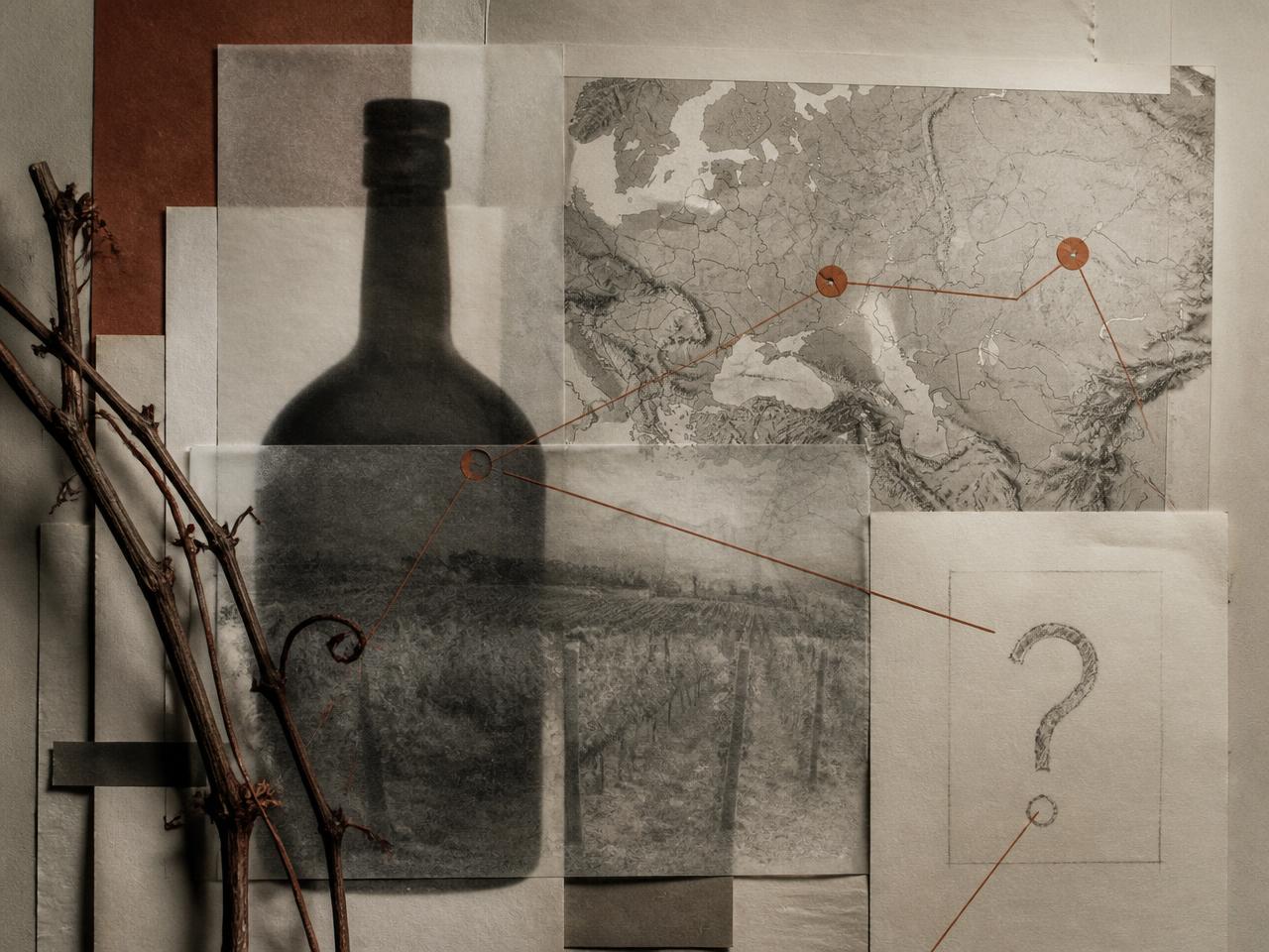 Composición de archivo: silueta oscura de botella de brandy tras documentos translúcidos, mapa de Europa y Asia Central con dos puntos marcados y sarmientos de vid